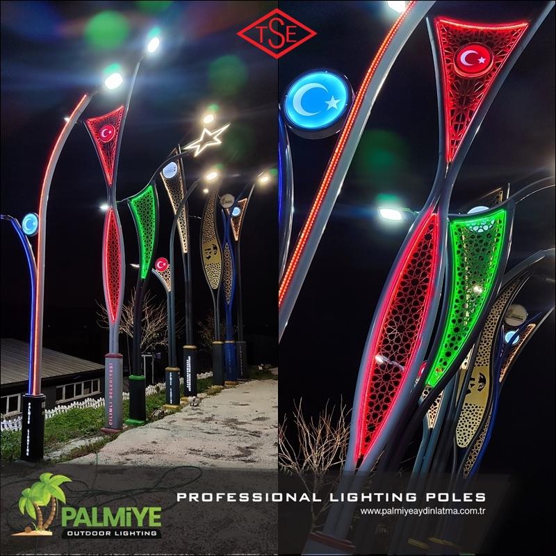 Palmiye Aydınlatma’nın kırmızı ve yeşil LED motifli alüminyum aydınlatma direklerinin gece görünümü